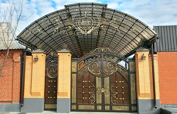 Купить или заказать ворота для дома с навесом - стильные и надежные решения для вашего участка в Ачинске от 41557 руб | ВоротМастер-Чнс
